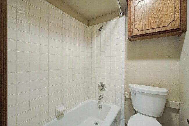 Building Photo - Beautiful Two-Story 3bed/2bath Townhome Available in Westside Norman!!