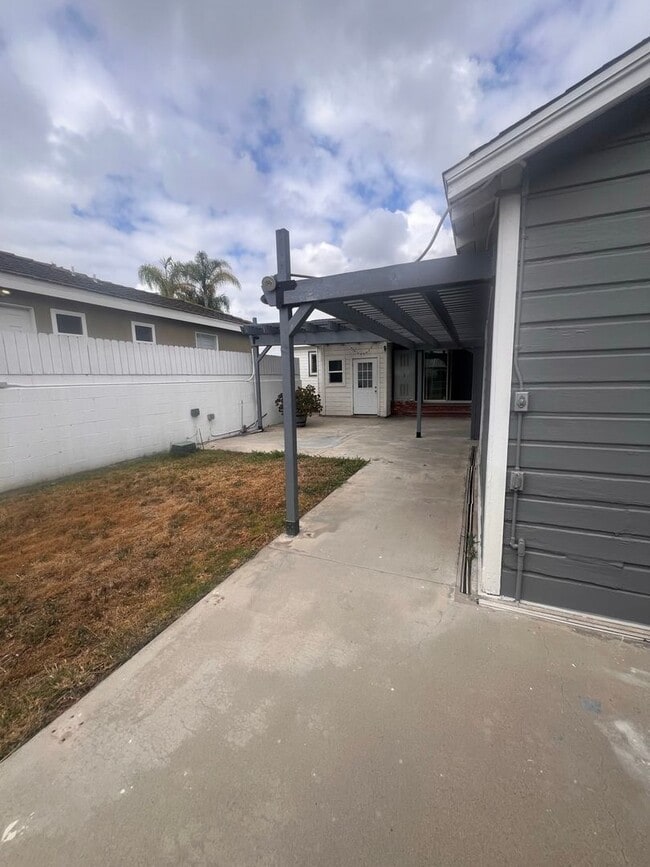 Building Photo - Beautiful 3 Bed / 2 Bath Home with Detached Bonus Space