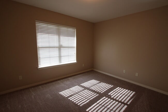 Building Photo - Stunning 3 Bedroom in Vineyard Estates Com...