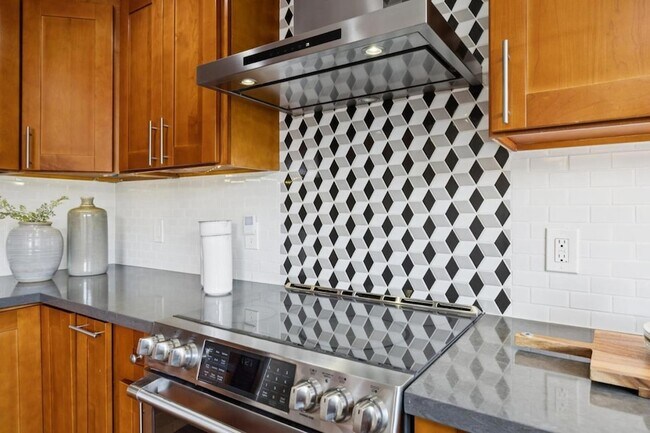 Building Photo - 646 S Ahwanee Terrace