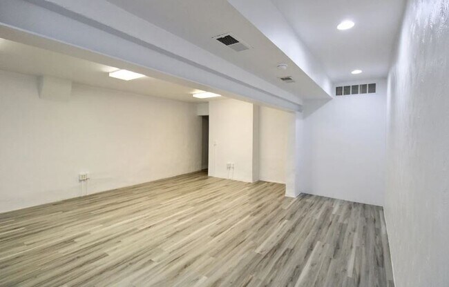 Building Photo - 214 Verbeke St