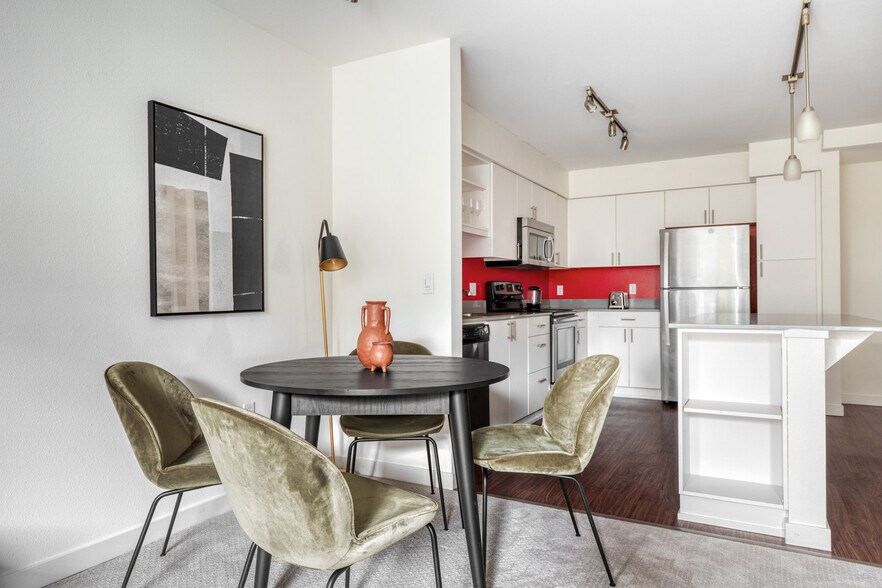 Building Photo - 330 3rd Ave W