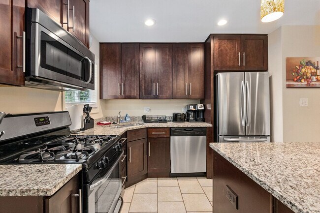 Building Photo - 121 King Ct