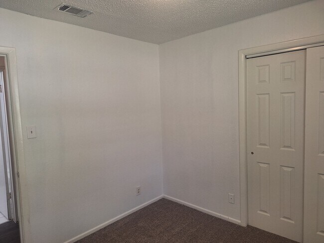 Building Photo - Welcome Home to This Inviting 3-Bedroom Watauga Gem
