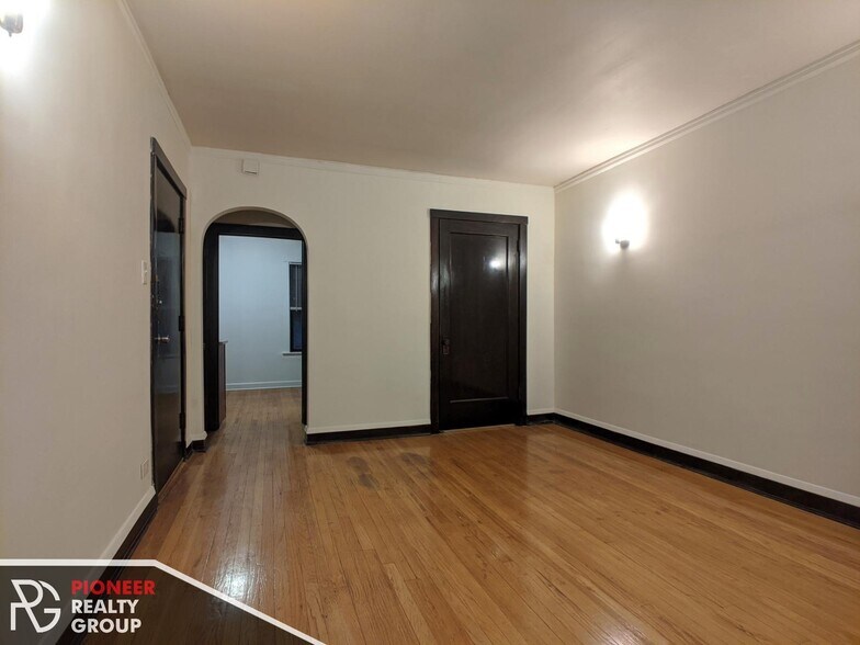 Building Photo - 2122 W Ainslie St