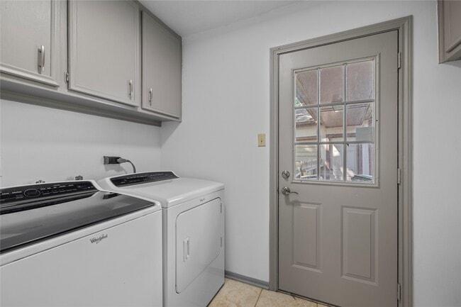 Building Photo - 13834 Oakwood Ln