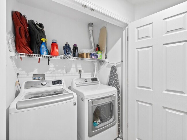 Building Photo - "Spacious 3-Bedroom Townhouse Retreat with...