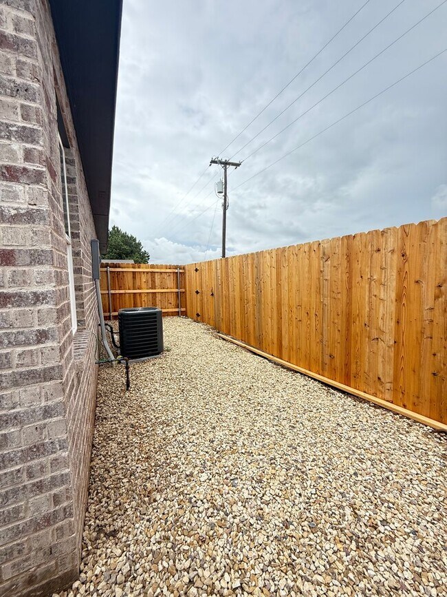 Building Photo - Brand New Stunning Town-Home!