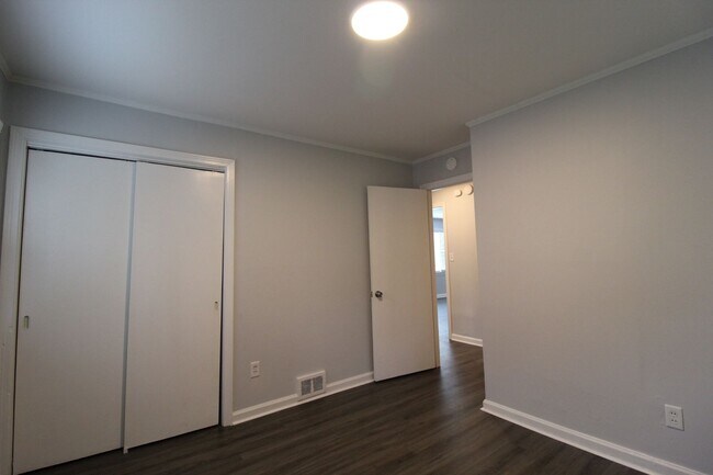Building Photo - 3 Bedroom 1 Bath Home In Prairie Village