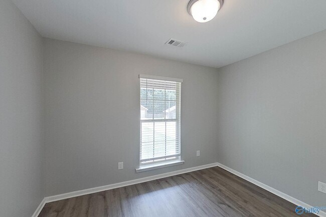 Building Photo - 112 Live Oak Dr