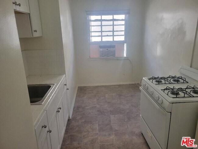 Building Photo - 8551 Holloway Dr