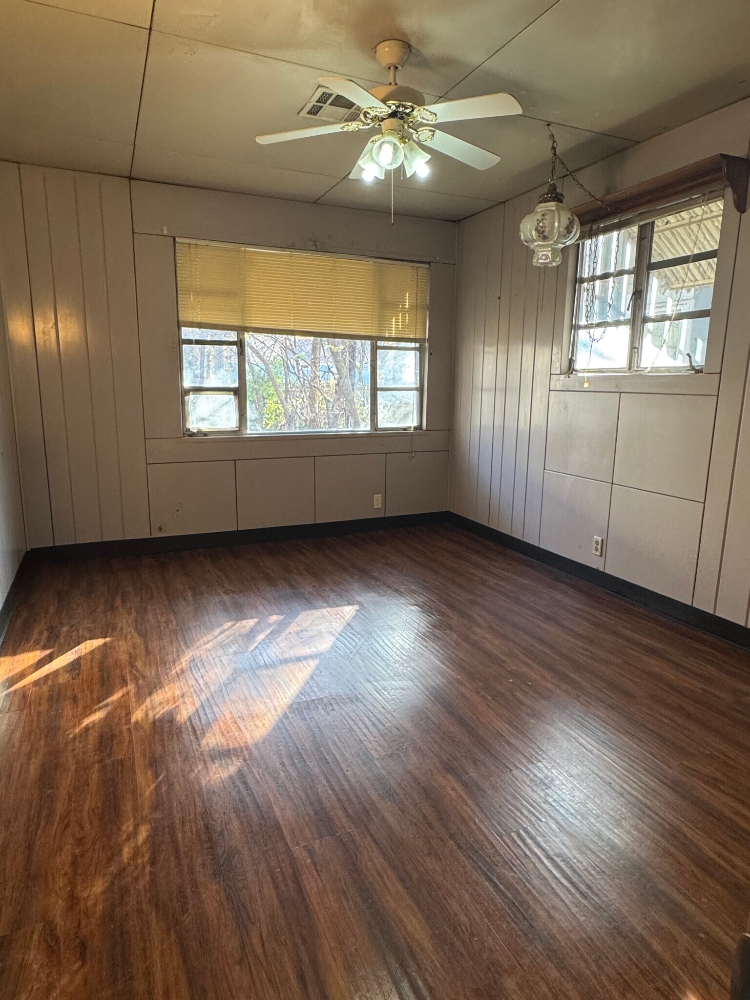 Building Photo - 2119 W Sherwood Ave