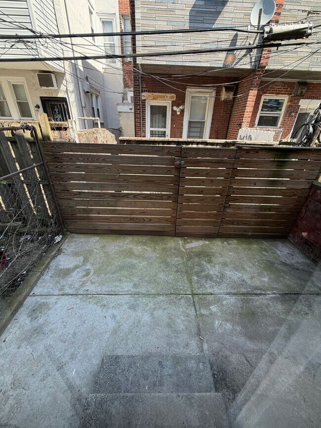 Building Photo - Move-In Ready 3BR/1BA South Philly Rowhome with In-Unit Laundry — 3BR Housing Choice Vouchers Wel...