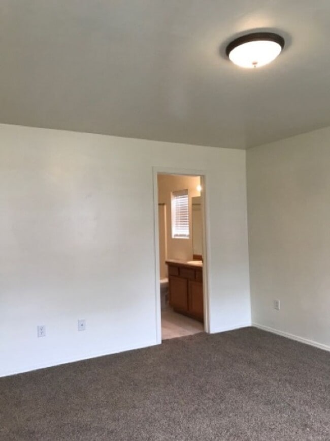 Building Photo - 555 Parkwood Dr