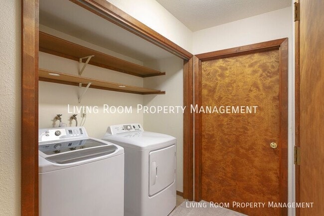 Building Photo - 7566 SW Cresmoor Dr