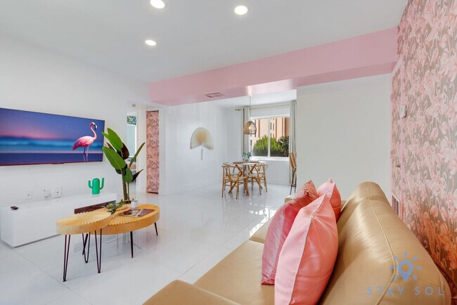 Building Photo - 809 S Ocean Dr
