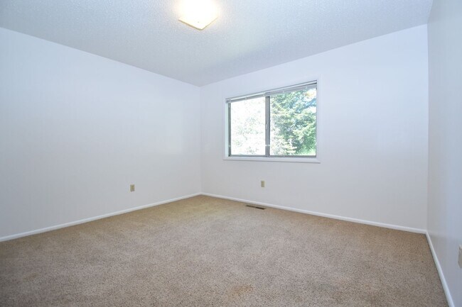 Building Photo - Spacious and charming! Conveniently located top floor 2 bedroom apartment.