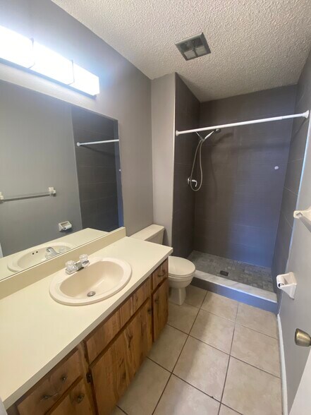 Building Photo - 950 Village Dr