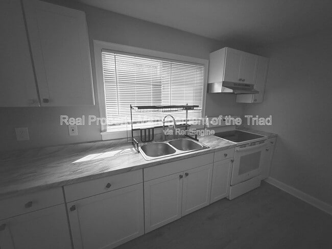 Building Photo - 828 Circle Dr