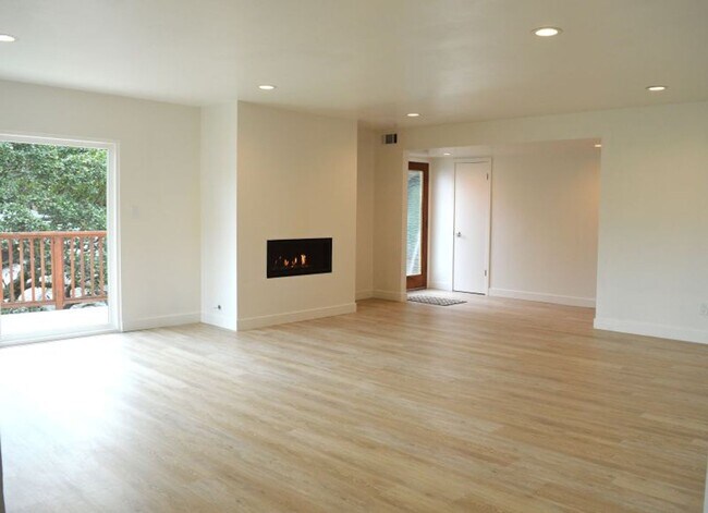 Building Photo - Crest23-25