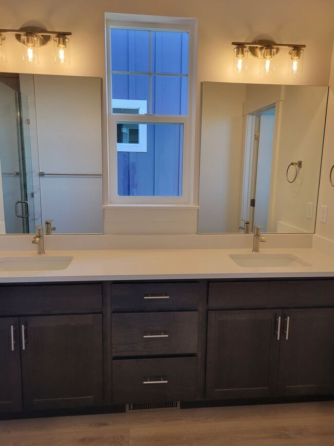 Building Photo - 3 Bed 2.5 Bath with double attached garage in Belgrade