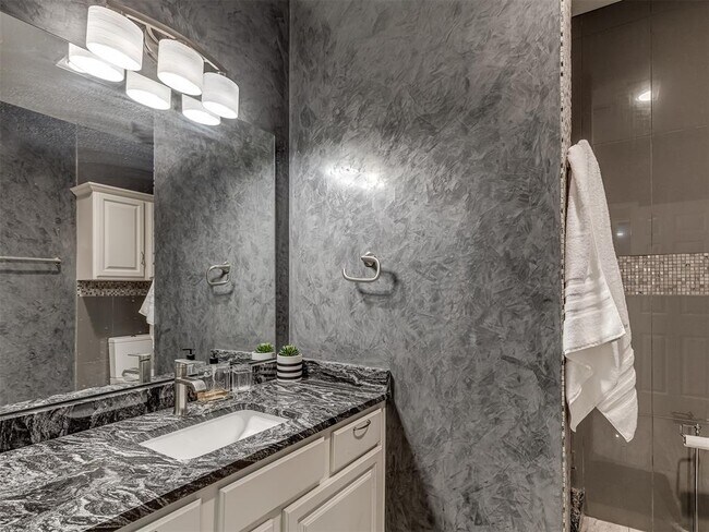 Building Photo - 6162 N Brookline Ave