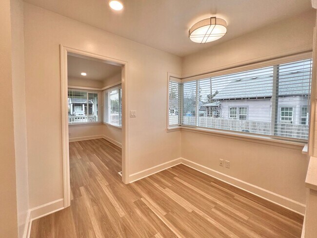 Building Photo - Newly Renovated 3 bed 2 bath With Huge Bac...