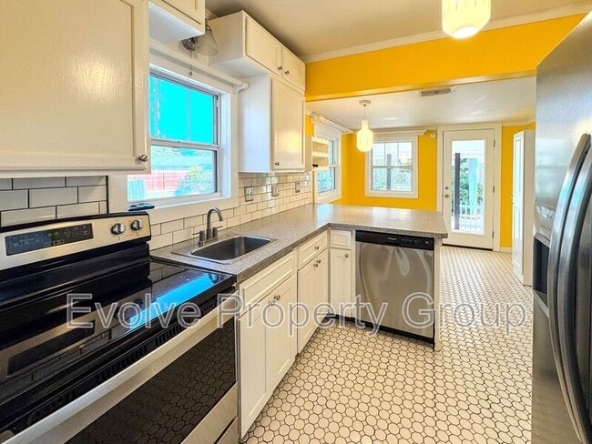 Building Photo - 931 Shine Ave