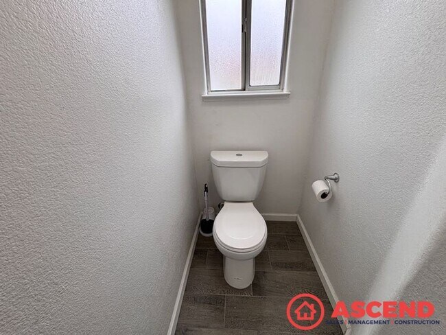 Building Photo - Beautiful 4 Bedroom Home In Rosedale!