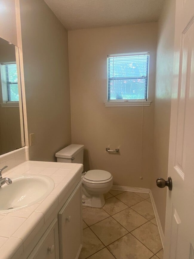 Building Photo - LARGE 4 BEDROOM BELTON ISD