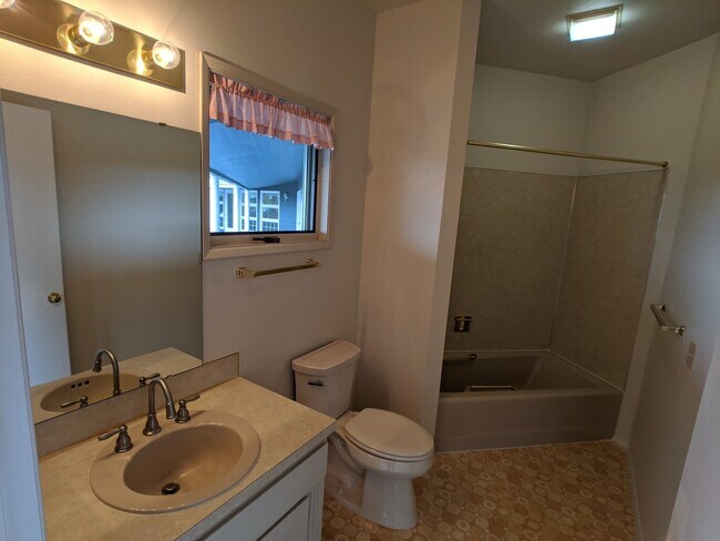 Building Photo - 3 bed 3 bath on 4.8 acres w/ beautiful wat...
