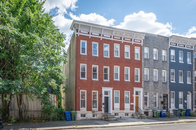 Building Photo - Beautifully renovated 4 BR/ 2 BA