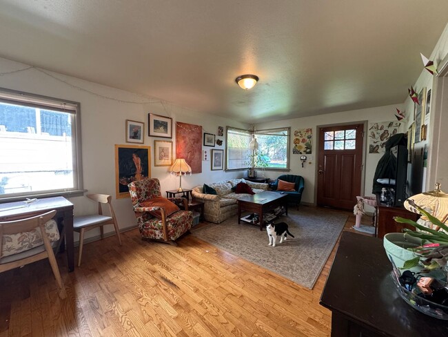 Building Photo - 7 Bed 2.5 Bath House - Near WWU