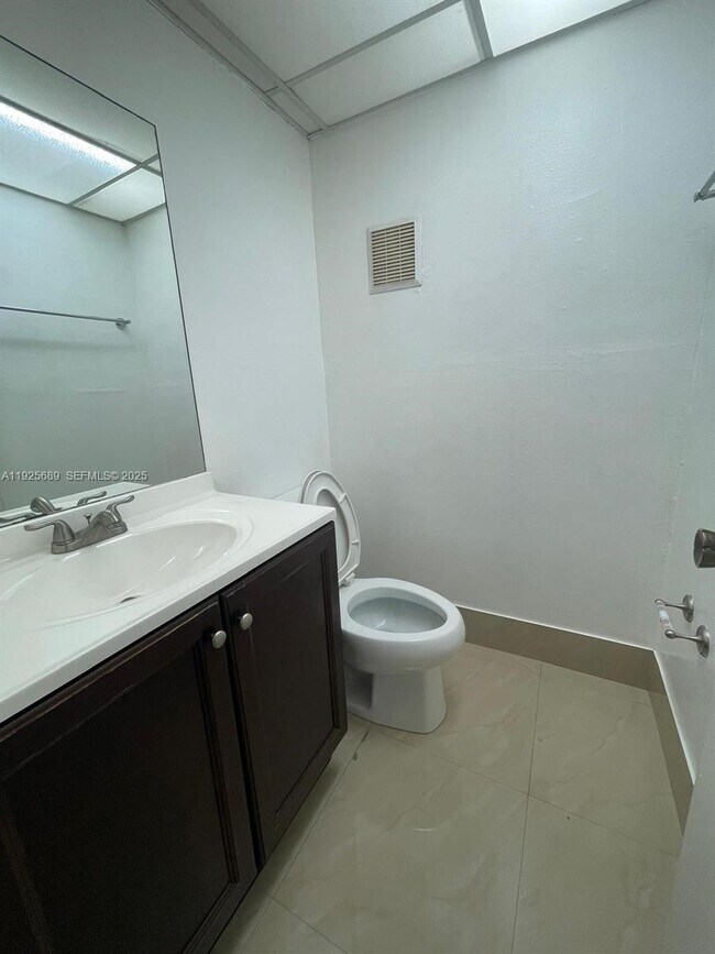 Building Photo - 9375 Fontainebleau Blvd