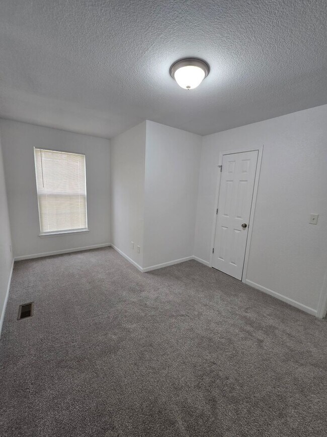 Building Photo - 3 bedroom duplex