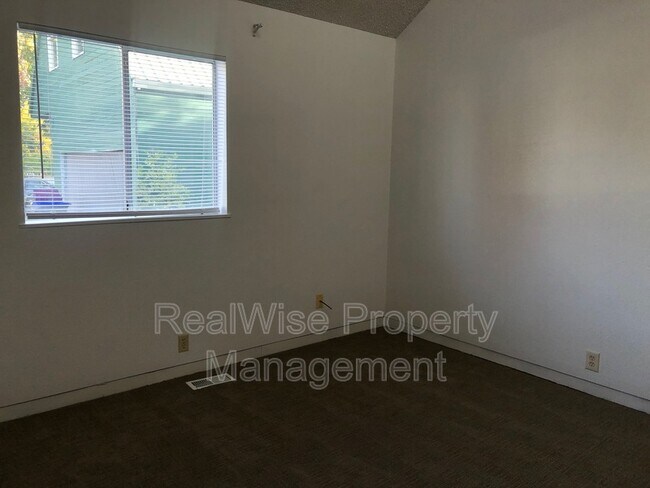 Building Photo - 536 Tulipan Way