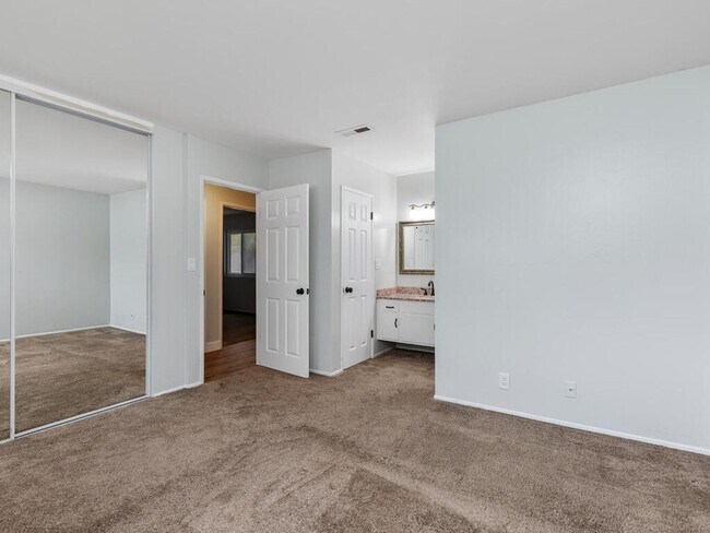 Building Photo - Oceanside Beach-Close 3BD/2BA Home with Easy Freeway Access