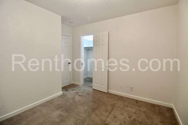 Building Photo - 2528 Navarra Dr