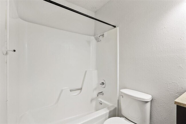 Building Photo - 1800 Cameo Dr