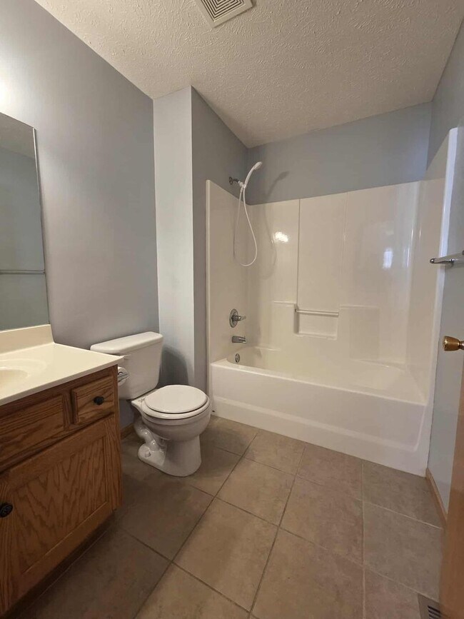 Building Photo - Spacious Town House!!