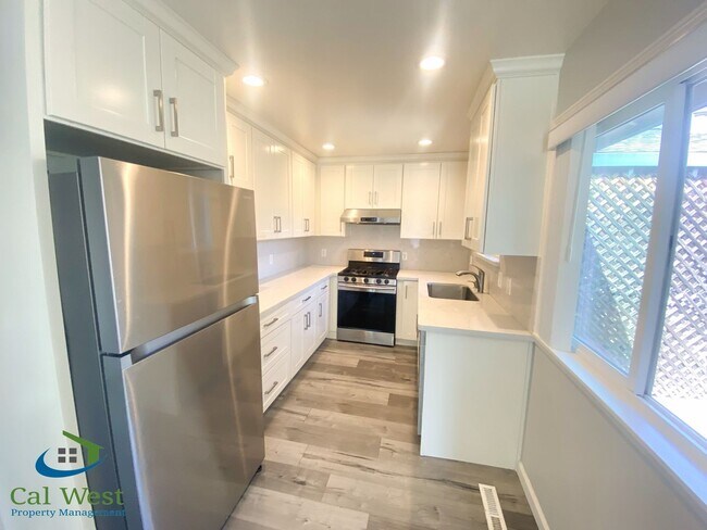 Building Photo - $3195 - Remodeled 2Bed/1 Bath Duplex in th...