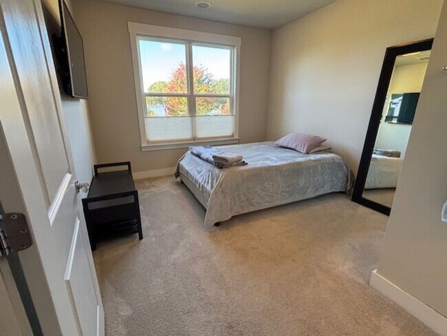 Building Photo - Stunning 5 Bed/4 Bath Home - Water View - ...