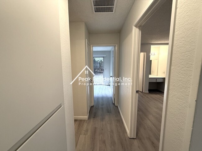 Building Photo - Wonderful 2bd/2ba Fair Oaks Duplex with Garage