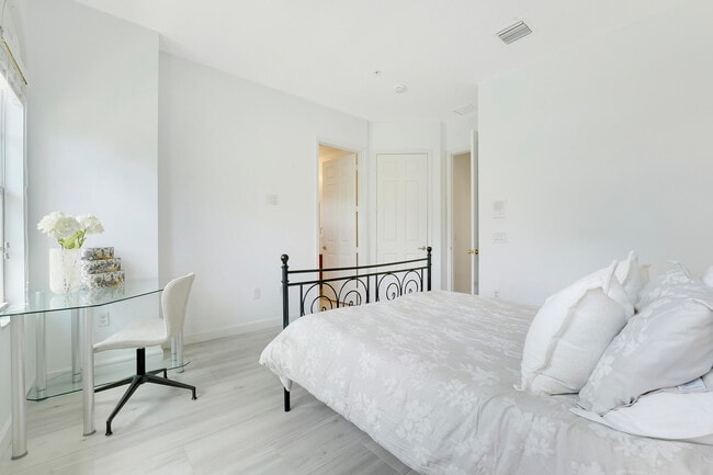 Building Photo - 2568 Gardens Pkwy