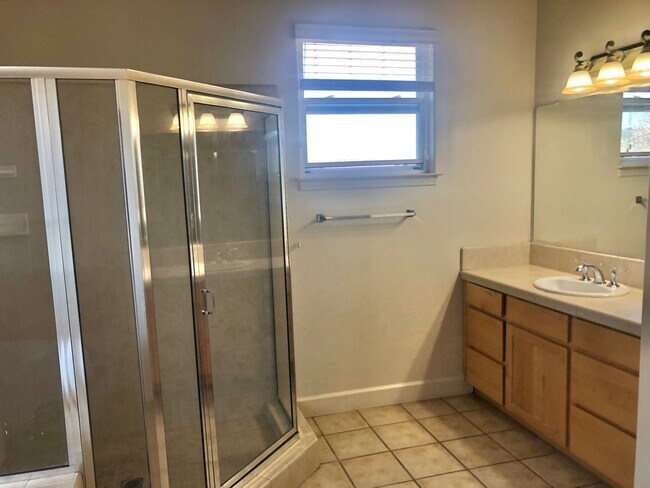 Building Photo - 4 br, 2.5 bath House - 205 Vista Del Rio Ct.