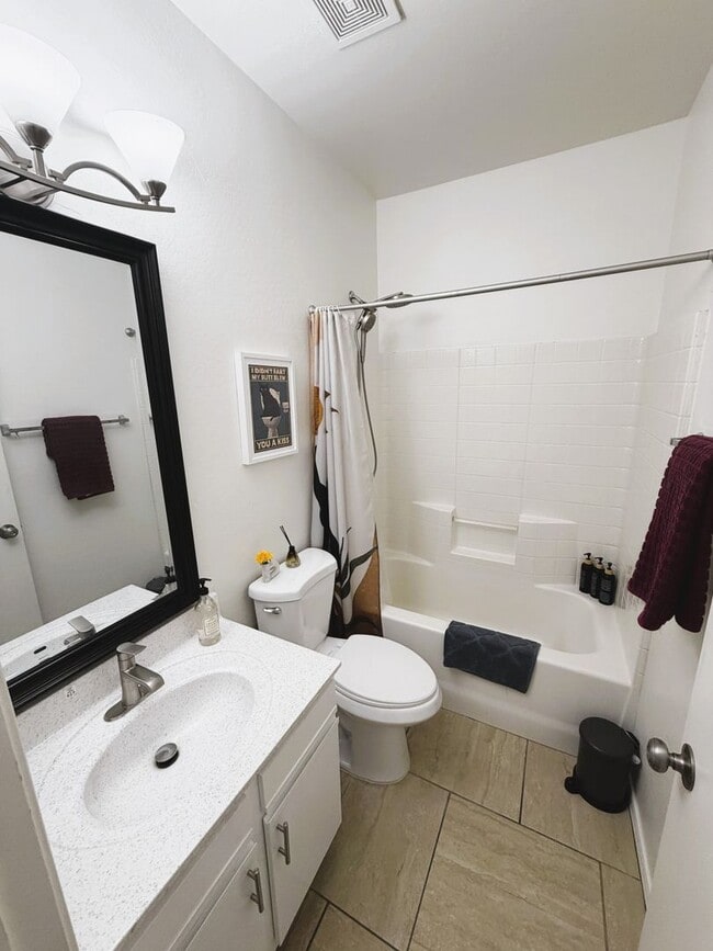 Building Photo - Spacious, Stylish, Sharp 2 bed 2 bath 1 car garage and Gated Community!
