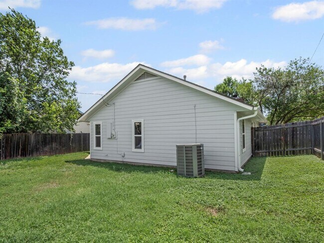 Building Photo - 1002 Cresswell Dr