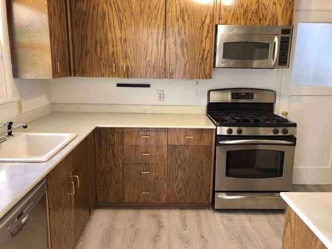 Building Photo - Spacious Wedgewood 3 bed/2 bath with fence...