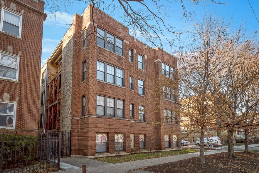 Building Photo - 1941 W Winnemac Ave