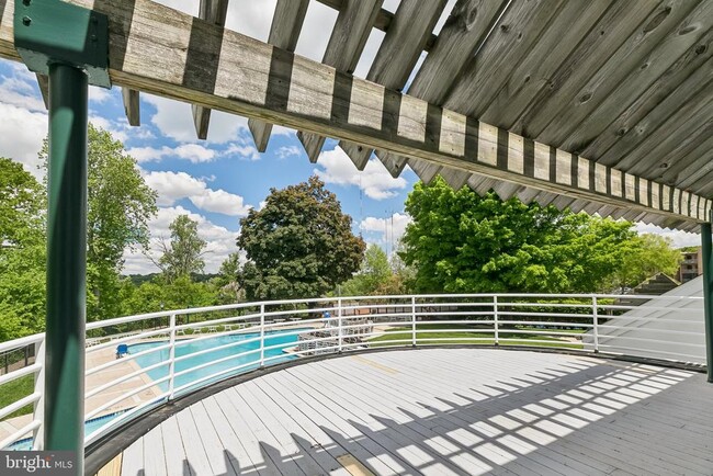 Building Photo - 1740 Oakwood Terrace